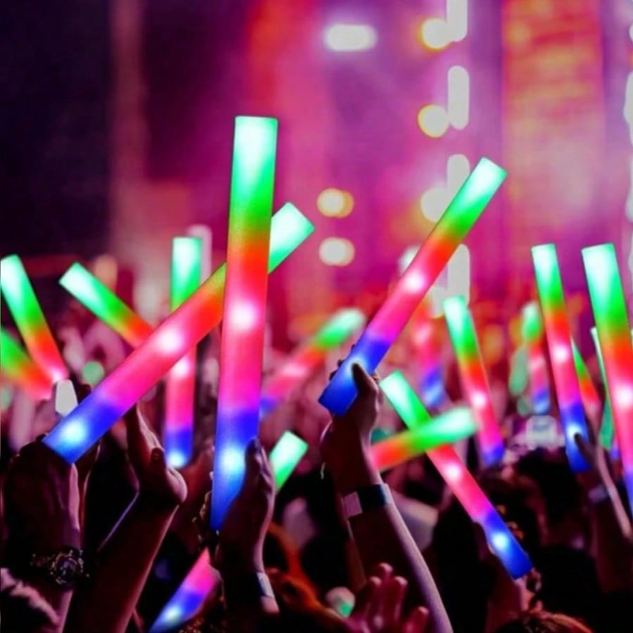 105 قطعة من عصي الإضاءة الملون - مراجعة Flashing Led Foam Sticks Party وسعره